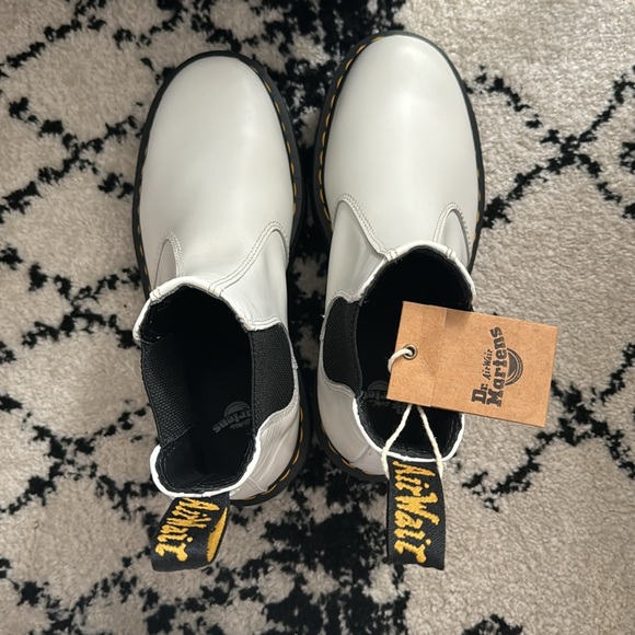 Dr. Martens 2976 Smooth Leather Platform Chelsea Boots NWT White Size 8 - Picture 12 of 16